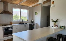 Beautifully Renovated Townhouse, Easy Walk To Cbd